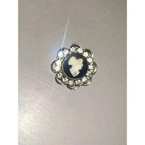 Vintage Cameo Brooch / Pin